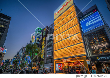 東京都港区の都市風景 新橋駅前:グランハマー(2024年開業) 東京都港区の都市風景 新橋駅前:グランハマー(2024年開業) 120760470