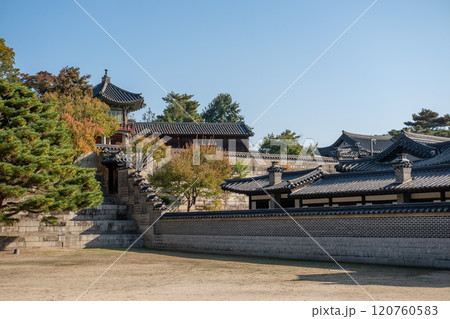 Korean traditional building in Changdeokgung palace. It is one of the Five Grand Palaces built by the kings of the Joseon dynasty. with beautiful autumn foliage. 120760583