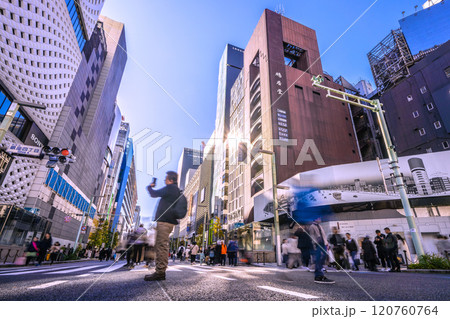 日本の東京都市景観　師走。外国人観光客らで賑わう銀座ホコ天。再開発続々、三愛解体など4か所で…＝1日 120760764