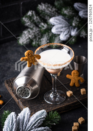 Christmas winter creamy cocktail eggnog 120760924