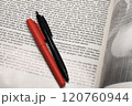 洋書とペン 120760944