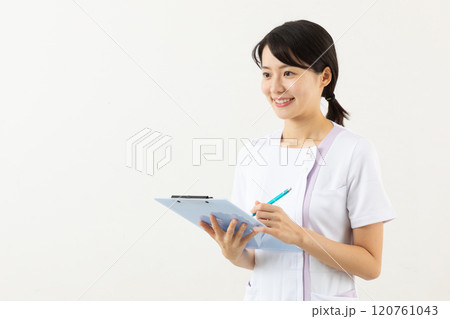 問診をする看護師03 問診をする看護師03 120761043