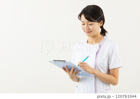 問診をする看護師02 問診をする看護師02 120761044