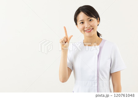 アドバイスをする看護師01 120761048