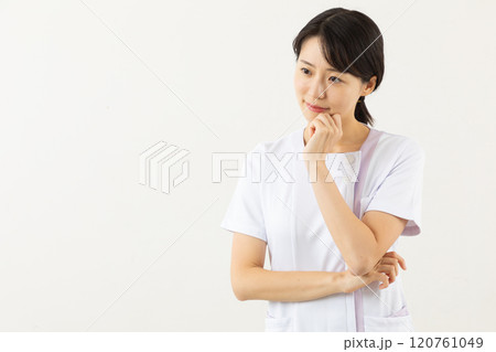 悩む看護師01 悩む看護師01 120761049