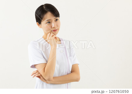 悩む看護師02 悩む看護師02 120761050
