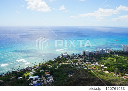 アメリカ ダイヤモンドヘッド頂上からのホノルル ビーチの風景 120761088