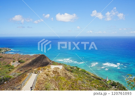 アメリカ ダイヤモンドヘッド頂上からのホノルル ビーチの風景 120761093