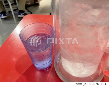 冷たい水が注がれたコップとポット 120761101