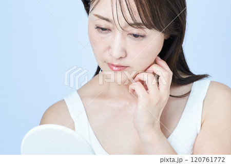 疲れた表情でスキンケアをするミドル世代の女性 疲れた表情でスキンケアをするミドル世代の女性 120761772