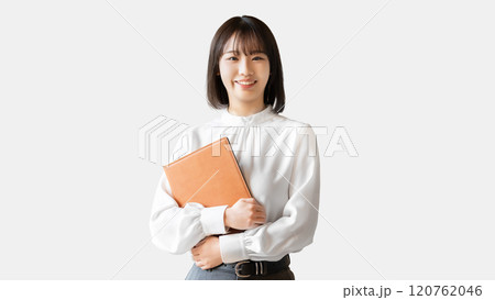 ファイルを持つ笑顔の女性・ビジネスウーマン ファイルを持つ笑顔の女性・ビジネスウーマン 120762046