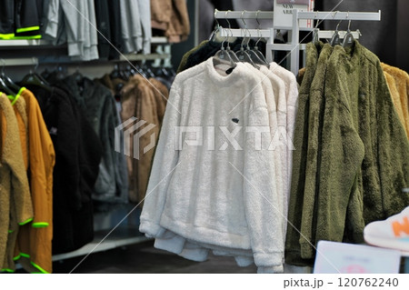 アウトレットでショッピング 120762240