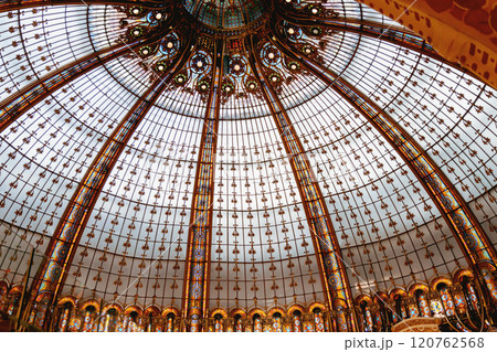 Glass dome of the luxury shopping mall Galeries La Fayette in Paris, France 120762568