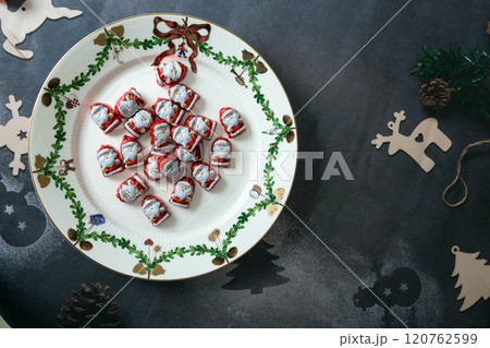 Christmas chocolates. Chocolate Santa Claus in a Christmas plate. Christmas chocolates. Chocolate Santa Claus in a Christmas plate. 120762599