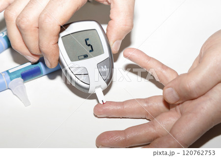 Diabetic man measuring blood sugar level. Blood test for diabetes. 120762753