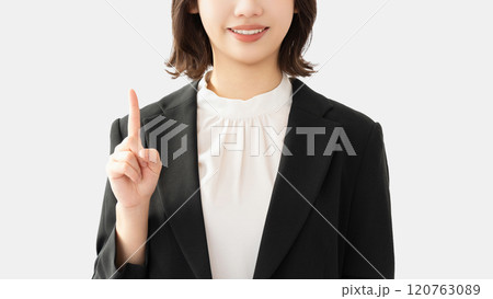 人差し指を立てて案内する女性・ビジネスウーマン 人差し指を立てて案内する女性・ビジネスウーマン 120763089
