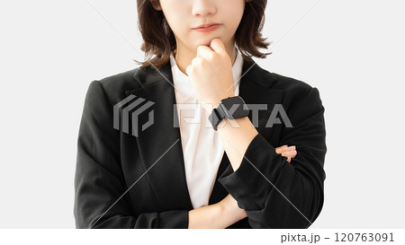 考えごとをする若い女性・ビジネスウーマン 120763091