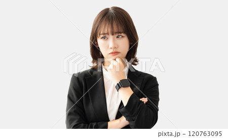 考えごとをする若い女性・ビジネスウーマン 120763095