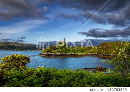 Ruin Of Castle Moil With Old Ship Wreck In The Harbor Of Village Kyleakin At The Atlantic Coast Of The Isle Of Skye In Scotland, UK Ruin Of Castle Moil With Old Ship Wreck In The Harbor Of Village Kyleakin At The Atlantic Coast Of The Isle Of Skye In Scotland, UK 120763290