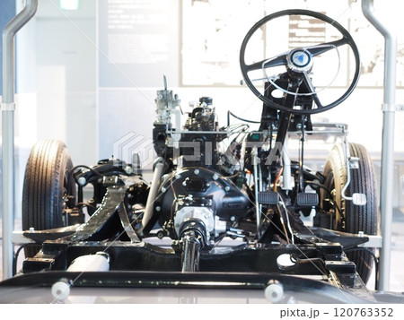 旧型の国産自動車の展示 旧型の国産自動車の展示 120763352