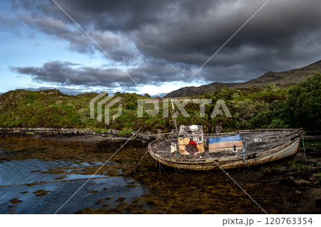Old Ship Wreck In The Harbor Of Village Kyleakin At The Atlantic Coast Of The Isle Of Skye In Scotland, UK Old Ship Wreck In The Harbor Of Village Kyleakin At The Atlantic Coast Of The Isle Of Skye In Scotland, UK 120763354