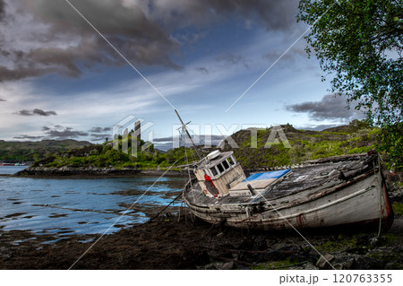 Ruin Of Castle Moil With Old Ship Wreck In The Harbor Of Village Kyleakin At The Atlantic Coast Of The Isle Of Skye In Scotland, UK 120763355