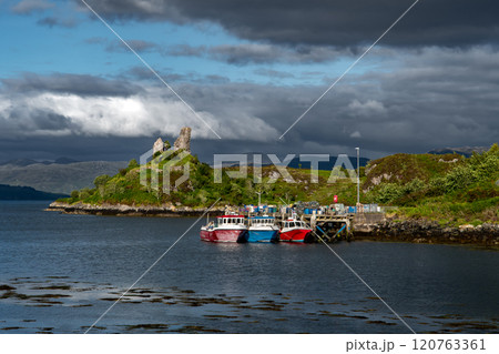Ruin Of Castle Moil In The Harbor Of Village Kyleakin At The Atlantic Coast Of The Isle Of Skye In Scotland, UK Ruin Of Castle Moil In The Harbor Of Village Kyleakin At The Atlantic Coast Of The Isle Of Skye In Scotland, UK 120763361