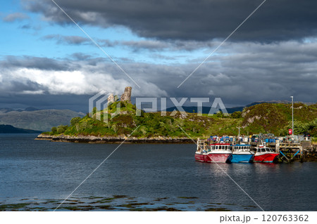 Ruin Of Castle Moil In The Harbor Of Village Kyleakin At The Atlantic Coast Of The Isle Of Skye In Scotland, UK 120763362