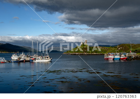 Ruin Of Castle Moil In The Harbor Of Village Kyleakin At The Atlantic Coast Of The Isle Of Skye In Scotland, UK 120763363