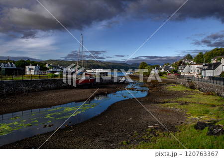 Harbor Of Village Kyleakin At The Atlantic Coast Of The Isle Of Skye In Scotland, UK 120763367