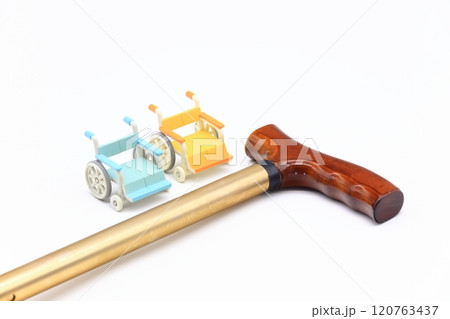 杖と車椅子のイメージ 120763437