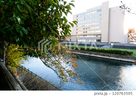 岩手県盛岡市の街を流れる晩秋の北上川 120763505