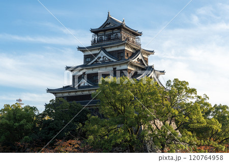 夕日に輝く広島城 120764958