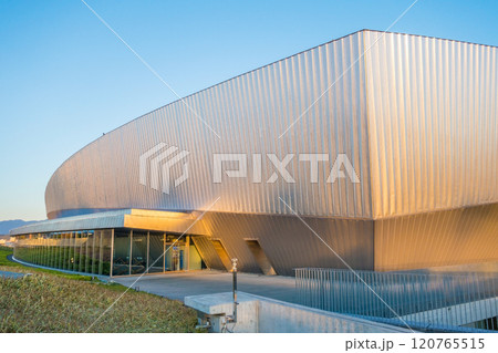 朝日に輝く四日市市総合体育館 120765515