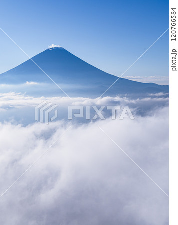快晴の空と富士山と雲海の絶景（山梨県・王岳より） 120766584