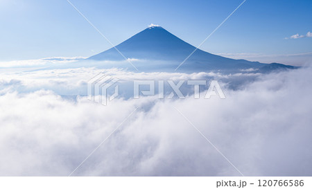 快晴の空と富士山と雲海の絶景（山梨県・王岳より） 120766586