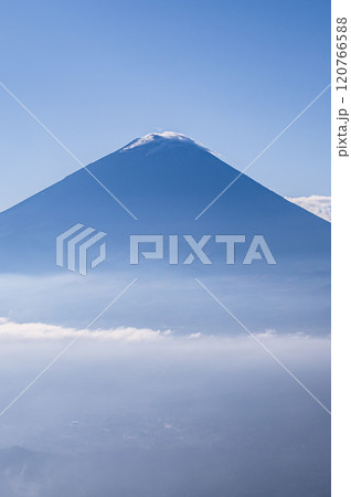 快晴の空と富士山と雲海の絶景（山梨県・王岳より） 120766588