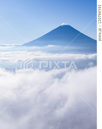 快晴の空と富士山と雲海の絶景(山梨県・王岳より) 快晴の空と富士山と雲海の絶景(山梨県・王岳より) 120766591