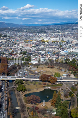 群馬県庁の本庁舎から見る前橋公園さちの池 群馬県庁の本庁舎から見る前橋公園さちの池 120766858