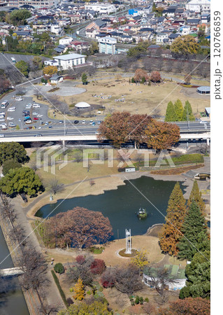 群馬県庁の本庁舎から見る前橋公園さちの池 群馬県庁の本庁舎から見る前橋公園さちの池 120766859