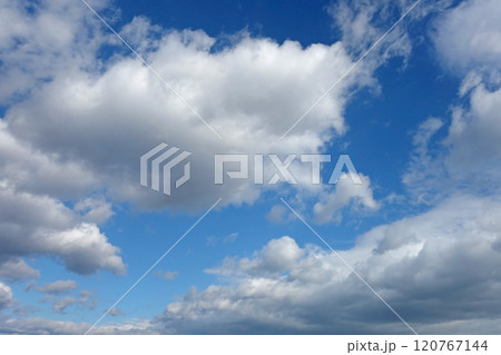 《空の風景》雲の多い空 120767144