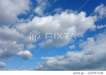 《空の風景》雲の多い空 120767146