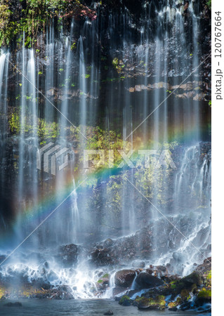 「静岡県」紅葉に囲まれた白糸の滝と富士山 120767664