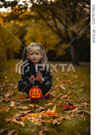 Happy girls 5 years on Halloween with pumpkins in park 120767869