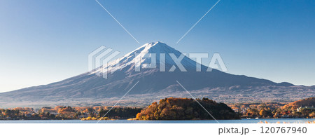 「山梨県」河口湖大石公園から望む冠雪した富士山・晩秋 120767940