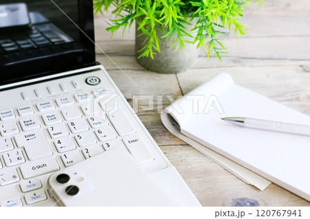 スマホとパソコン 同期 転送 検索 調べもの ビジネスシーン スマホとパソコン 同期 転送 検索 調べもの ビジネスシーン 120767941