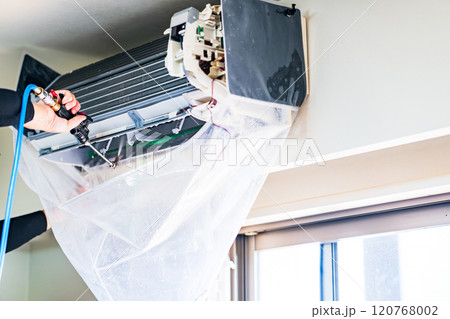 エアコン クリーニング サービス で カビ取り 洗浄 【 大掃除 の イメージ 】 エアコン クリーニング サービス で カビ取り 洗浄 【 大掃除 の イメージ 】 120768002