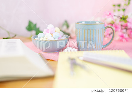 勉強道具とラムネとコーヒー 120768074