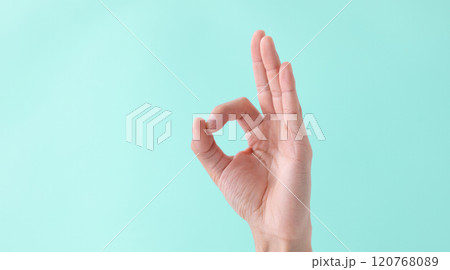 OKサイン　グリーンバック　(写真素材) 120768089