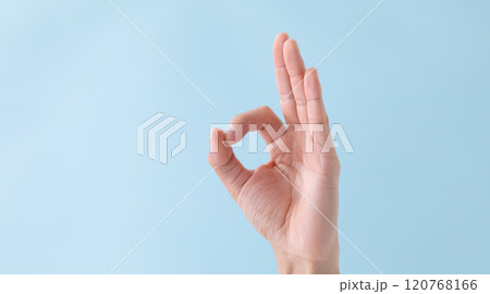 OKサイン　ブルーバック　(写真素材) 120768166